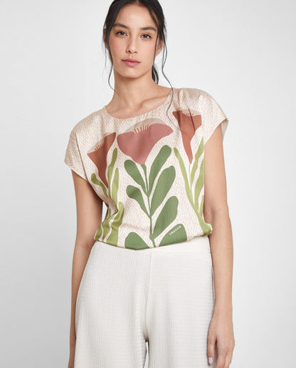 Camiseta TRUCCO de manga corta y estampado frontal muy original. Escote redondo.&nbsp;

Composición: 99% Poliéster y 1% Elastano.

Se recomienda lavar a mano o en lavadora hasta 30º. No usar lejía, planchar suavemente del revés hasta 110º y no usar secadora.