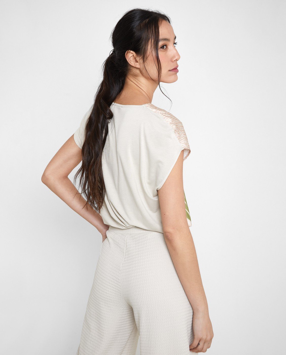 Camiseta TRUCCO de manga corta y estampado frontal muy original. Escote redondo.&nbsp;

Composición: 99% Poliéster y 1% Elastano.

Se recomienda lavar a mano o en lavadora hasta 30º. No usar lejía, planchar suavemente del revés hasta 110º y no usar secadora.