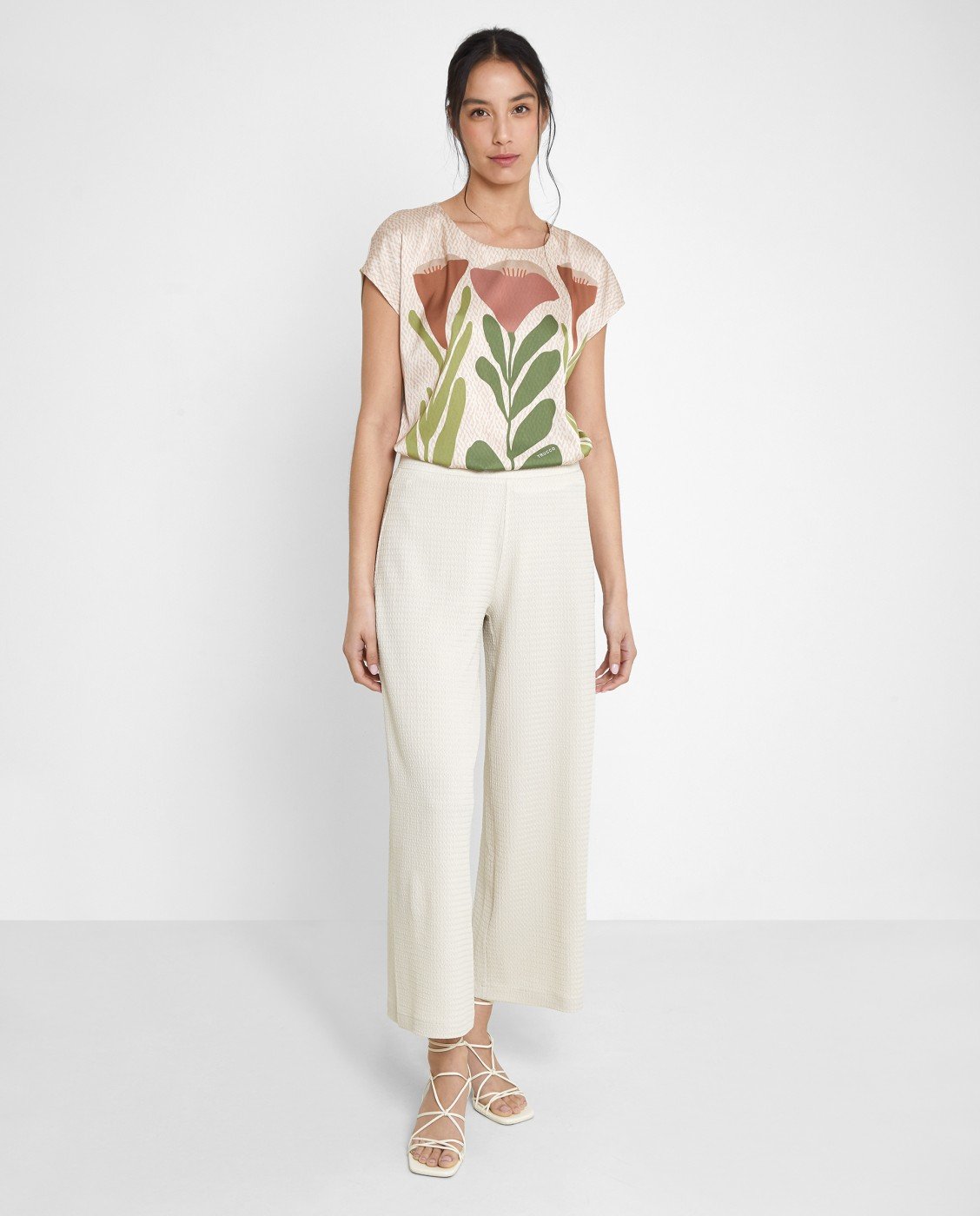 Camiseta TRUCCO de manga corta y estampado frontal muy original. Escote redondo.&nbsp;

Composición: 99% Poliéster y 1% Elastano.

Se recomienda lavar a mano o en lavadora hasta 30º. No usar lejía, planchar suavemente del revés hasta 110º y no usar secadora.