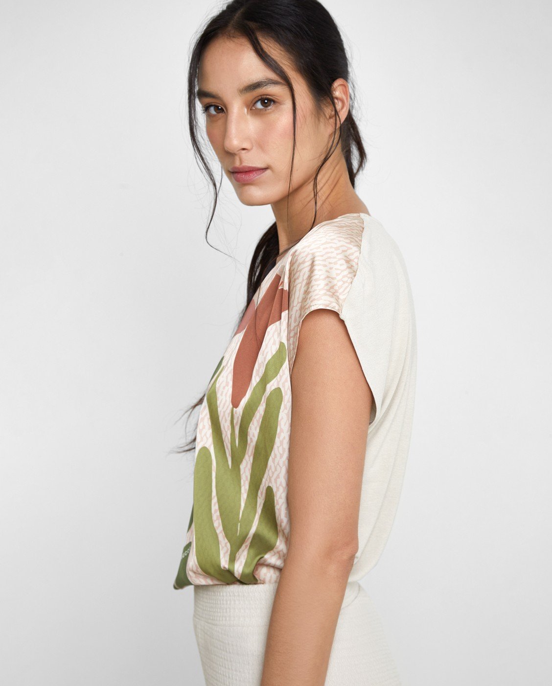 Camiseta TRUCCO de manga corta y estampado frontal muy original. Escote redondo.&nbsp;

Composición: 99% Poliéster y 1% Elastano.

Se recomienda lavar a mano o en lavadora hasta 30º. No usar lejía, planchar suavemente del revés hasta 110º y no usar secadora.