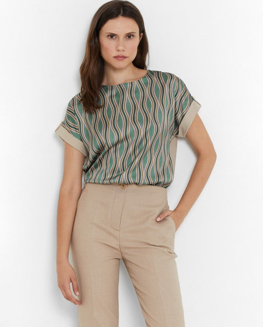 Sweatshirt de tejido satinado con estampado ondulado y espalda lisa. Manga corta con vuelta y botón decorativo. Cuello redondo.

Composición: 100% Poliéster.

Se recomienda lavar a mano o en lavadora hasta 30º. No usar lejía, planchar suavemente del revés hasta 110º y no usar secadora.