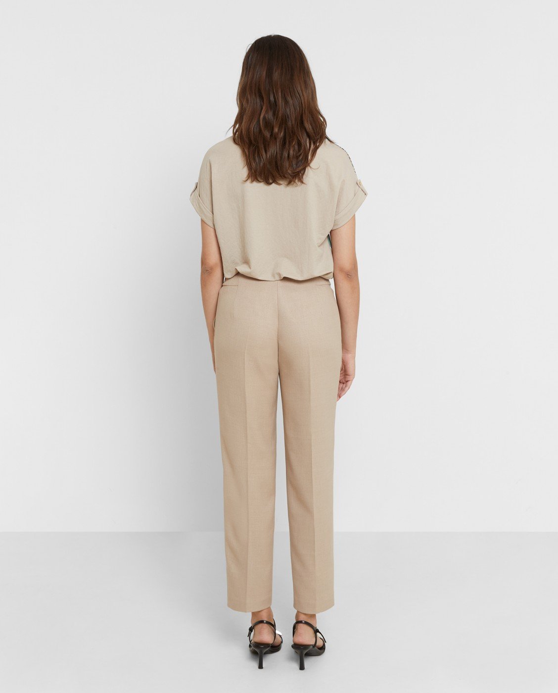 Sweatshirt de tejido satinado con estampado ondulado y espalda lisa. Manga corta con vuelta y botón decorativo. Cuello redondo.

Composición: 100% Poliéster.

Se recomienda lavar a mano o en lavadora hasta 30º. No usar lejía, planchar suavemente del revés hasta 110º y no usar secadora.