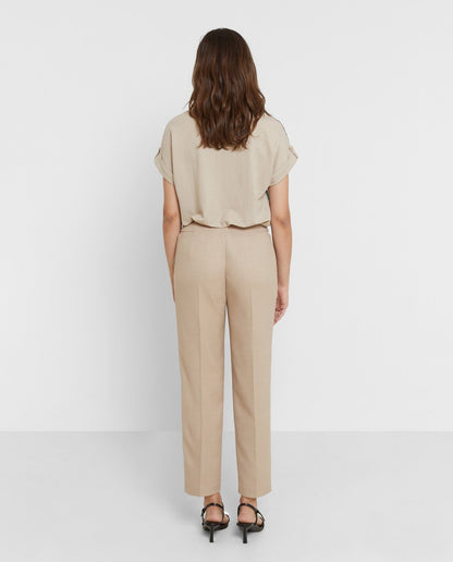 Sweatshirt de tejido satinado con estampado ondulado y espalda lisa. Manga corta con vuelta y botón decorativo. Cuello redondo.

Composición: 100% Poliéster.

Se recomienda lavar a mano o en lavadora hasta 30º. No usar lejía, planchar suavemente del revés hasta 110º y no usar secadora.