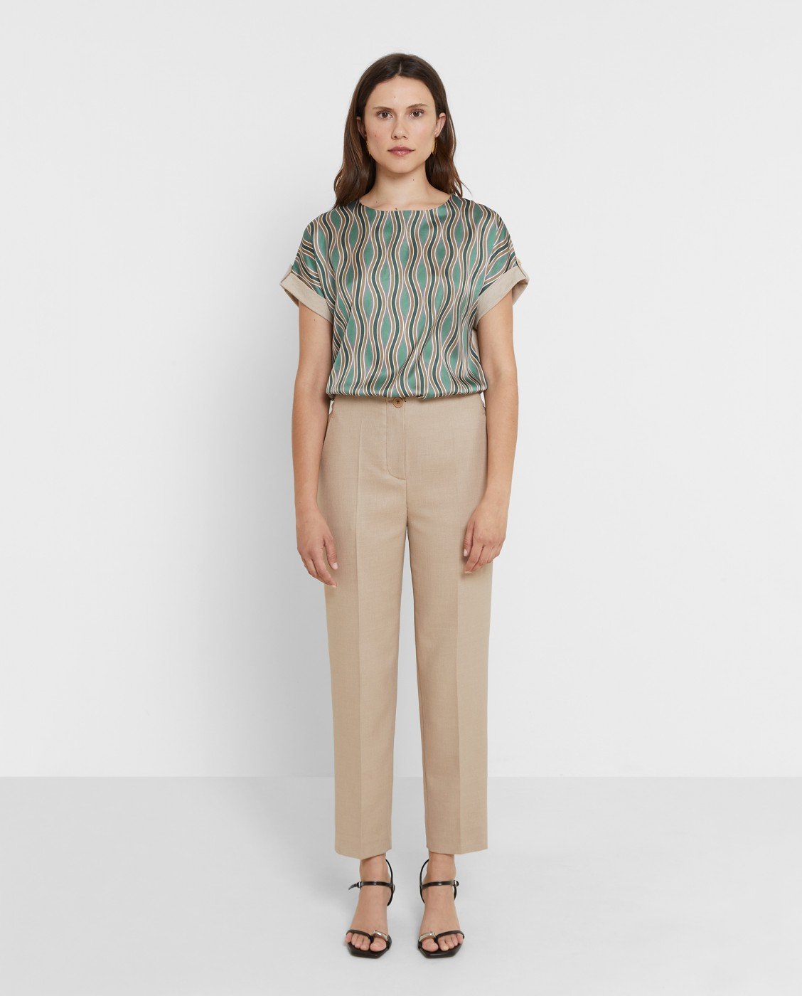 Sweatshirt de tejido satinado con estampado ondulado y espalda lisa. Manga corta con vuelta y botón decorativo. Cuello redondo.

Composición: 100% Poliéster.

Se recomienda lavar a mano o en lavadora hasta 30º. No usar lejía, planchar suavemente del revés hasta 110º y no usar secadora.