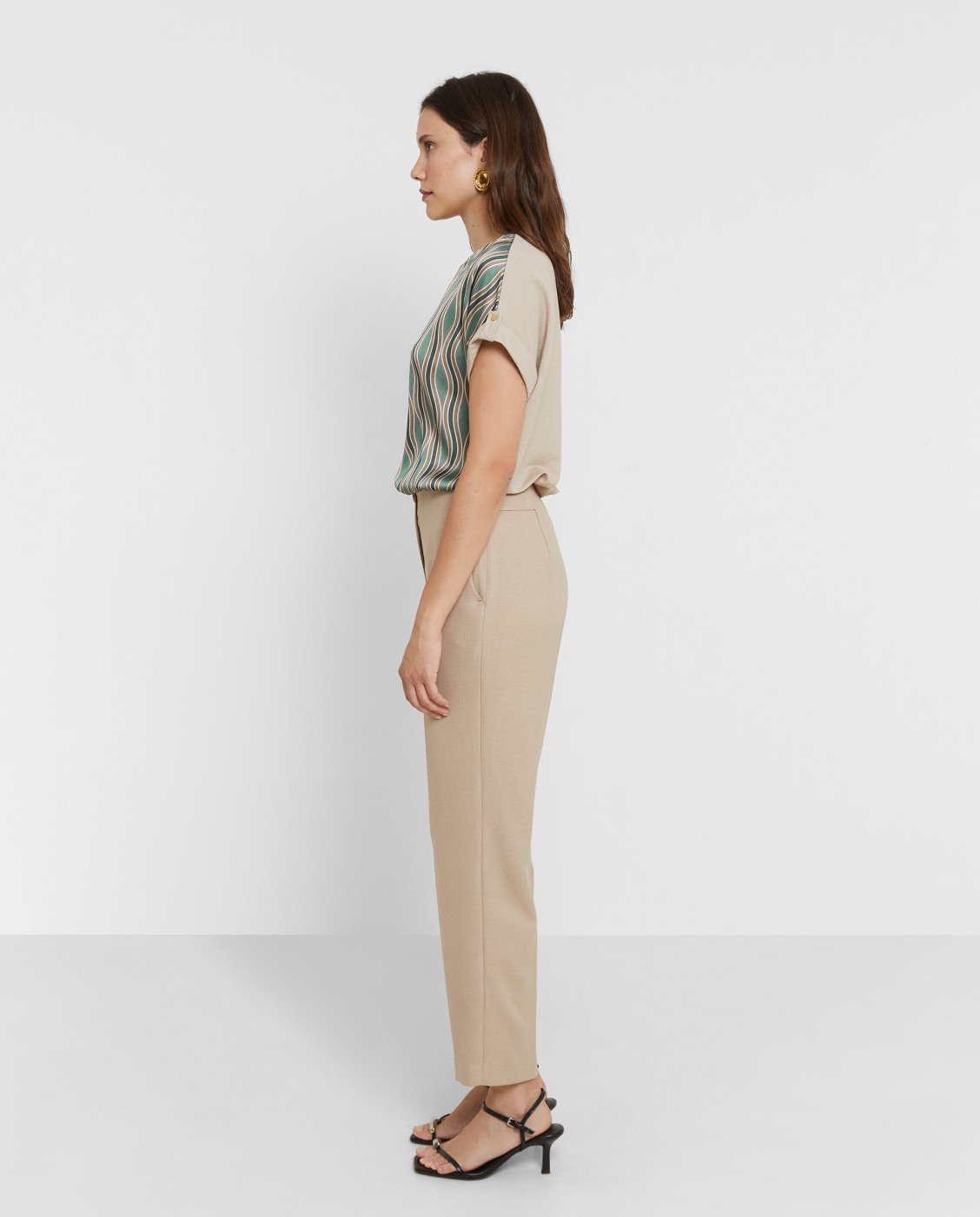 Sweatshirt de tejido satinado con estampado ondulado y espalda lisa. Manga corta con vuelta y botón decorativo. Cuello redondo.

Composición: 100% Poliéster.

Se recomienda lavar a mano o en lavadora hasta 30º. No usar lejía, planchar suavemente del revés hasta 110º y no usar secadora.