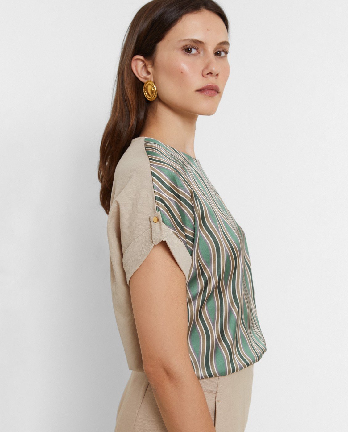 Sweatshirt de tejido satinado con estampado ondulado y espalda lisa. Manga corta con vuelta y botón decorativo. Cuello redondo.

Composición: 100% Poliéster.

Se recomienda lavar a mano o en lavadora hasta 30º. No usar lejía, planchar suavemente del revés hasta 110º y no usar secadora.