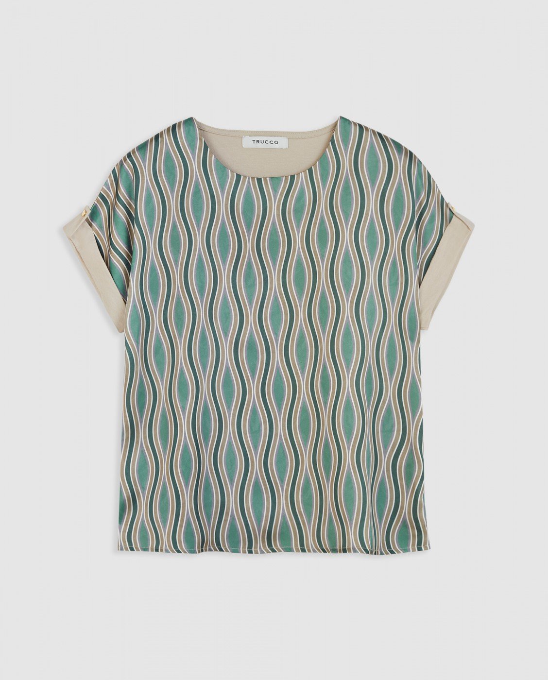 Sweatshirt de tejido satinado con estampado ondulado y espalda lisa. Manga corta con vuelta y botón decorativo. Cuello redondo.

Composición: 100% Poliéster.

Se recomienda lavar a mano o en lavadora hasta 30º. No usar lejía, planchar suavemente del revés hasta 110º y no usar secadora.