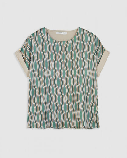 Sweatshirt de tejido satinado con estampado ondulado y espalda lisa. Manga corta con vuelta y botón decorativo. Cuello redondo.

Composición: 100% Poliéster.

Se recomienda lavar a mano o en lavadora hasta 30º. No usar lejía, planchar suavemente del revés hasta 110º y no usar secadora.