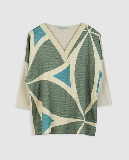 Camiseta TRUCCO de manga larga y estampado frontal muy original. Escote en pico.&nbsp;

Composición: 97% Poliéster y 3% Elastano.

Se recomienda lavar a mano o en lavadora hasta 30º. No usar lejía, planchar suavemente del revés hasta 110º y no usar secadora.