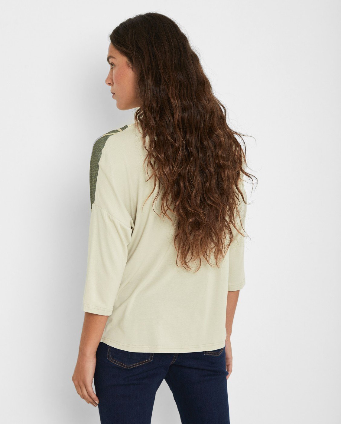 Camiseta TRUCCO de manga larga y estampado frontal muy original. Escote en pico.&nbsp;

Composición: 97% Poliéster y 3% Elastano.

Se recomienda lavar a mano o en lavadora hasta 30º. No usar lejía, planchar suavemente del revés hasta 110º y no usar secadora.