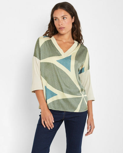 Camiseta TRUCCO de manga larga y estampado frontal muy original. Escote en pico.&nbsp;

Composición: 97% Poliéster y 3% Elastano.

Se recomienda lavar a mano o en lavadora hasta 30º. No usar lejía, planchar suavemente del revés hasta 110º y no usar secadora.