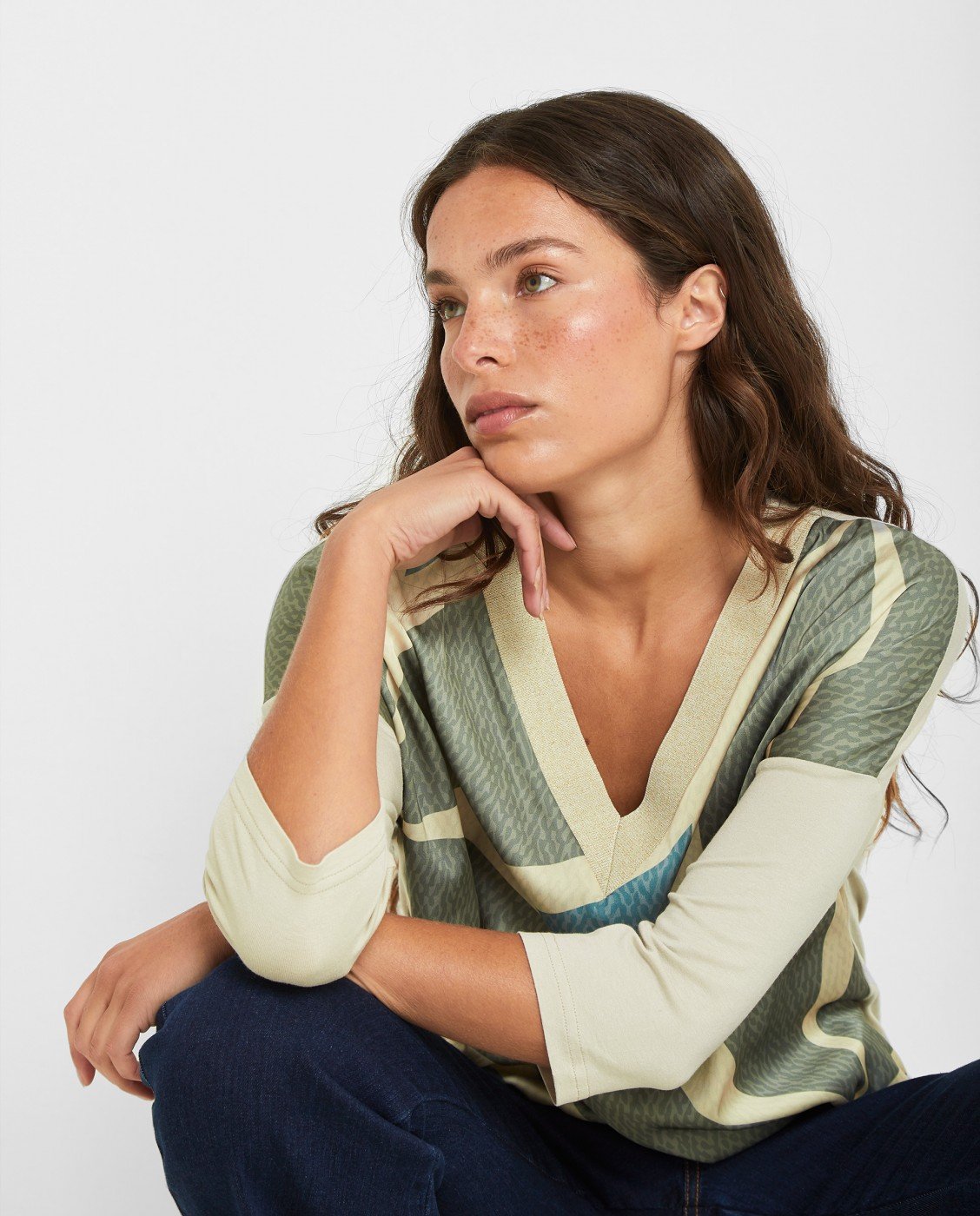 Camiseta TRUCCO de manga larga y estampado frontal muy original. Escote en pico.&nbsp;

Composición: 97% Poliéster y 3% Elastano.

Se recomienda lavar a mano o en lavadora hasta 30º. No usar lejía, planchar suavemente del revés hasta 110º y no usar secadora.