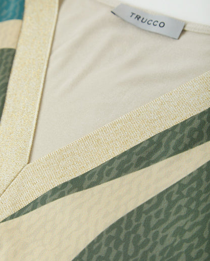 Camiseta TRUCCO de manga larga y estampado frontal muy original. Escote en pico.&nbsp;

Composición: 97% Poliéster y 3% Elastano.

Se recomienda lavar a mano o en lavadora hasta 30º. No usar lejía, planchar suavemente del revés hasta 110º y no usar secadora.