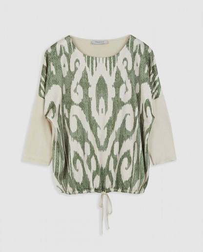 Camiseta TRUCCO de manga larga y estampado frontal muy original. Escote redondo. Sweatshirt estampada de manga francesa, cuello redondo cerrado y cordón ajustable en bajo.

Composición: 97% Poliéster y 3% Elastano.

Se recomienda lavar a mano o en lavadora hasta 30º. No usar lejía, planchar suavemente del revés hasta 110º y no usar secadora.