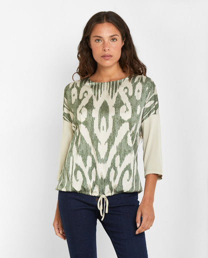 Camiseta TRUCCO de manga larga y estampado frontal muy original. Escote redondo. Sweatshirt estampada de manga francesa, cuello redondo cerrado y cordón ajustable en bajo.

Composición: 97% Poliéster y 3% Elastano.

Se recomienda lavar a mano o en lavadora hasta 30º. No usar lejía, planchar suavemente del revés hasta 110º y no usar secadora.