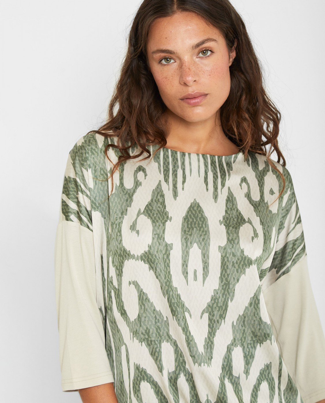 Camiseta TRUCCO de manga larga y estampado frontal muy original. Escote redondo. Sweatshirt estampada de manga francesa, cuello redondo cerrado y cordón ajustable en bajo.

Composición: 97% Poliéster y 3% Elastano.

Se recomienda lavar a mano o en lavadora hasta 30º. No usar lejía, planchar suavemente del revés hasta 110º y no usar secadora.