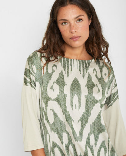 Camiseta TRUCCO de manga larga y estampado frontal muy original. Escote redondo. Sweatshirt estampada de manga francesa, cuello redondo cerrado y cordón ajustable en bajo.

Composición: 97% Poliéster y 3% Elastano.

Se recomienda lavar a mano o en lavadora hasta 30º. No usar lejía, planchar suavemente del revés hasta 110º y no usar secadora.