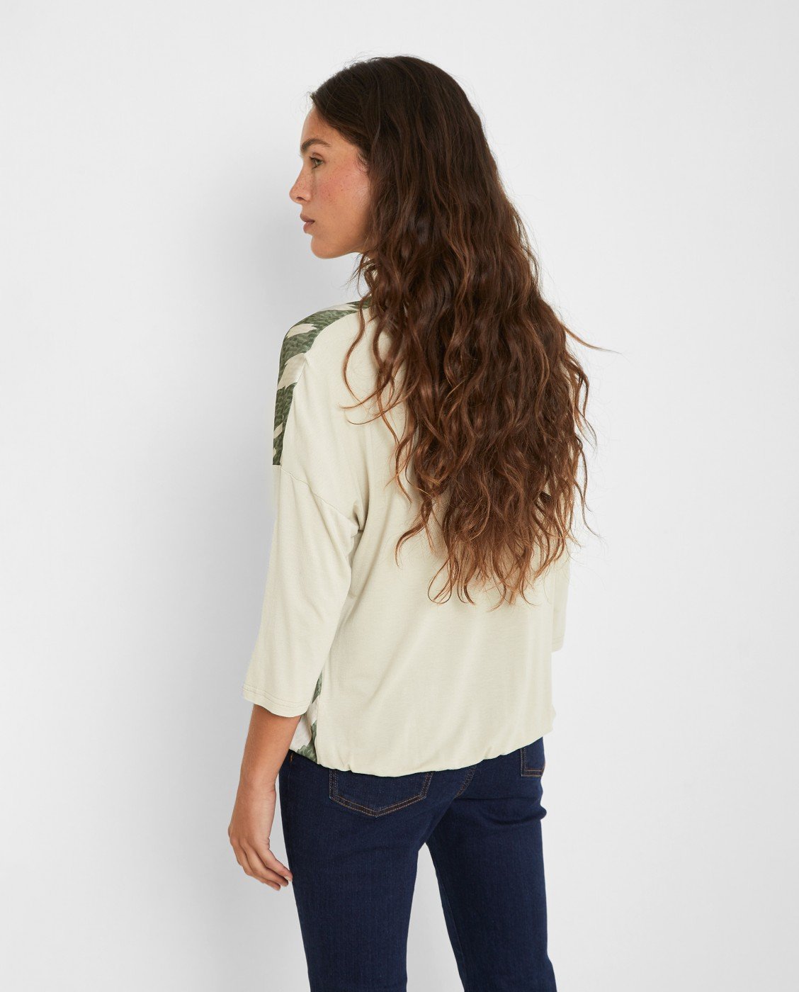 Camiseta TRUCCO de manga larga y estampado frontal muy original. Escote redondo. Sweatshirt estampada de manga francesa, cuello redondo cerrado y cordón ajustable en bajo.

Composición: 97% Poliéster y 3% Elastano.

Se recomienda lavar a mano o en lavadora hasta 30º. No usar lejía, planchar suavemente del revés hasta 110º y no usar secadora.