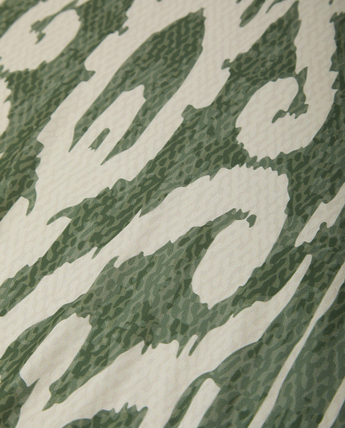 Camiseta TRUCCO de manga larga y estampado frontal muy original. Escote redondo. Sweatshirt estampada de manga francesa, cuello redondo cerrado y cordón ajustable en bajo.

Composición: 97% Poliéster y 3% Elastano.

Se recomienda lavar a mano o en lavadora hasta 30º. No usar lejía, planchar suavemente del revés hasta 110º y no usar secadora.