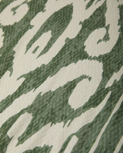 Camiseta TRUCCO de manga larga y estampado frontal muy original. Escote redondo. Sweatshirt estampada de manga francesa, cuello redondo cerrado y cordón ajustable en bajo.

Composición: 97% Poliéster y 3% Elastano.

Se recomienda lavar a mano o en lavadora hasta 30º. No usar lejía, planchar suavemente del revés hasta 110º y no usar secadora.