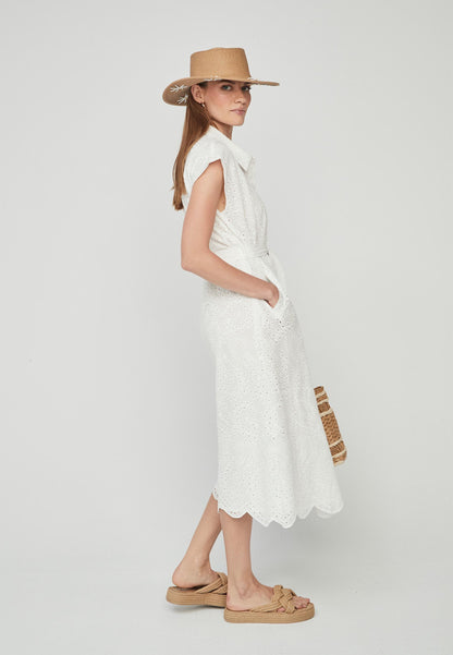 Vestido camisero blanco, de tejido calado, con forro, bolsillos y cinturón.

Composición: 100% Algodón.

Se recomienda lavar a mano o en lavadora hasta 30º. No usar lejía, planchar suavemente del revés hasta 110º y no usar secadora.