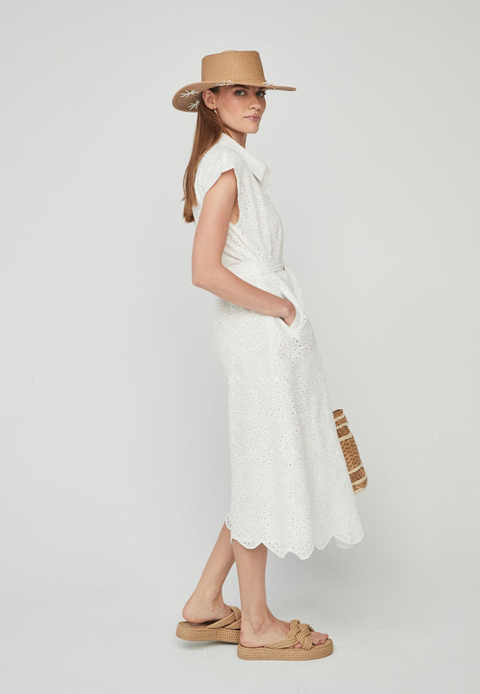 Vestido camisero blanco, de tejido calado, con forro, bolsillos y cinturón.

Composición: 100% Algodón.

Se recomienda lavar a mano o en lavadora hasta 30º. No usar lejía, planchar suavemente del revés hasta 110º y no usar secadora.