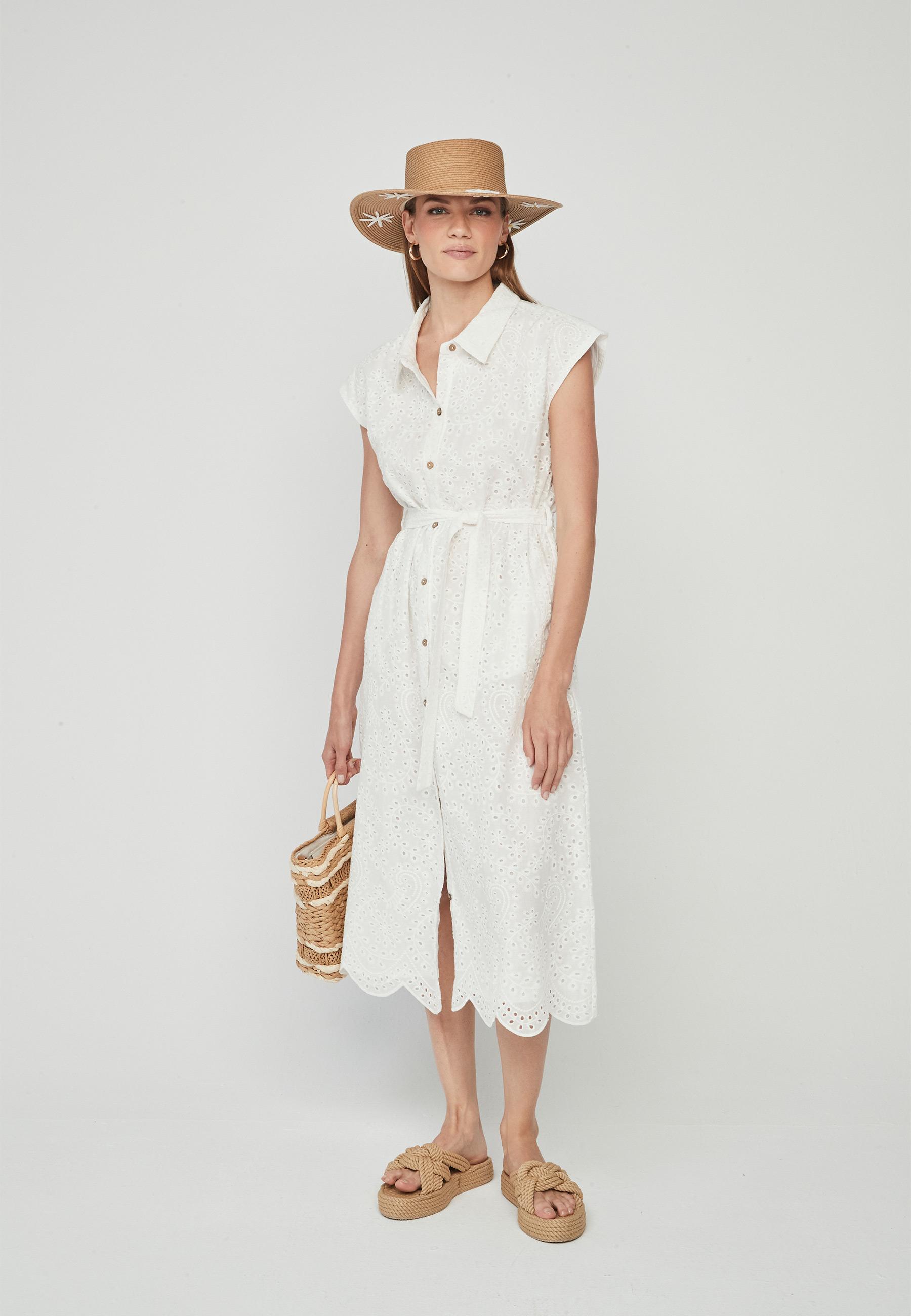 Vestido camisero blanco, de tejido calado, con forro, bolsillos y cinturón.

Composición: 100% Algodón.

Se recomienda lavar a mano o en lavadora hasta 30º. No usar lejía, planchar suavemente del revés hasta 110º y no usar secadora.