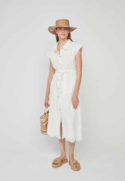 Vestido camisero blanco, de tejido calado, con forro, bolsillos y cinturón.

Composición: 100% Algodón.

Se recomienda lavar a mano o en lavadora hasta 30º. No usar lejía, planchar suavemente del revés hasta 110º y no usar secadora.