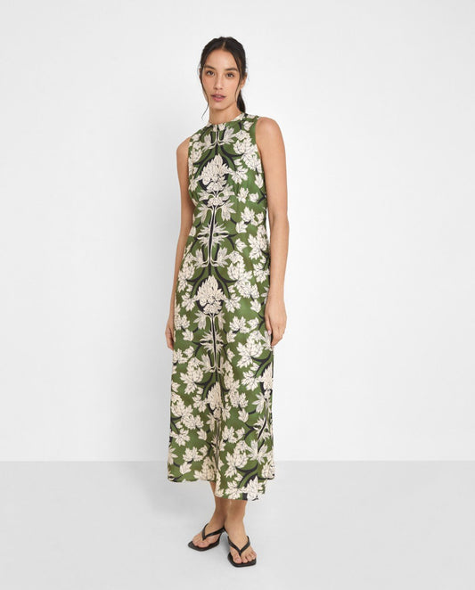 Vestido largo estampado.&nbsp;

Composición: 100% Poliéster.

Se recomienda lavar a mano o en lavadora hasta 30º. No usar lejía, planchar suavemente del revés hasta 110º y no usar secadora.