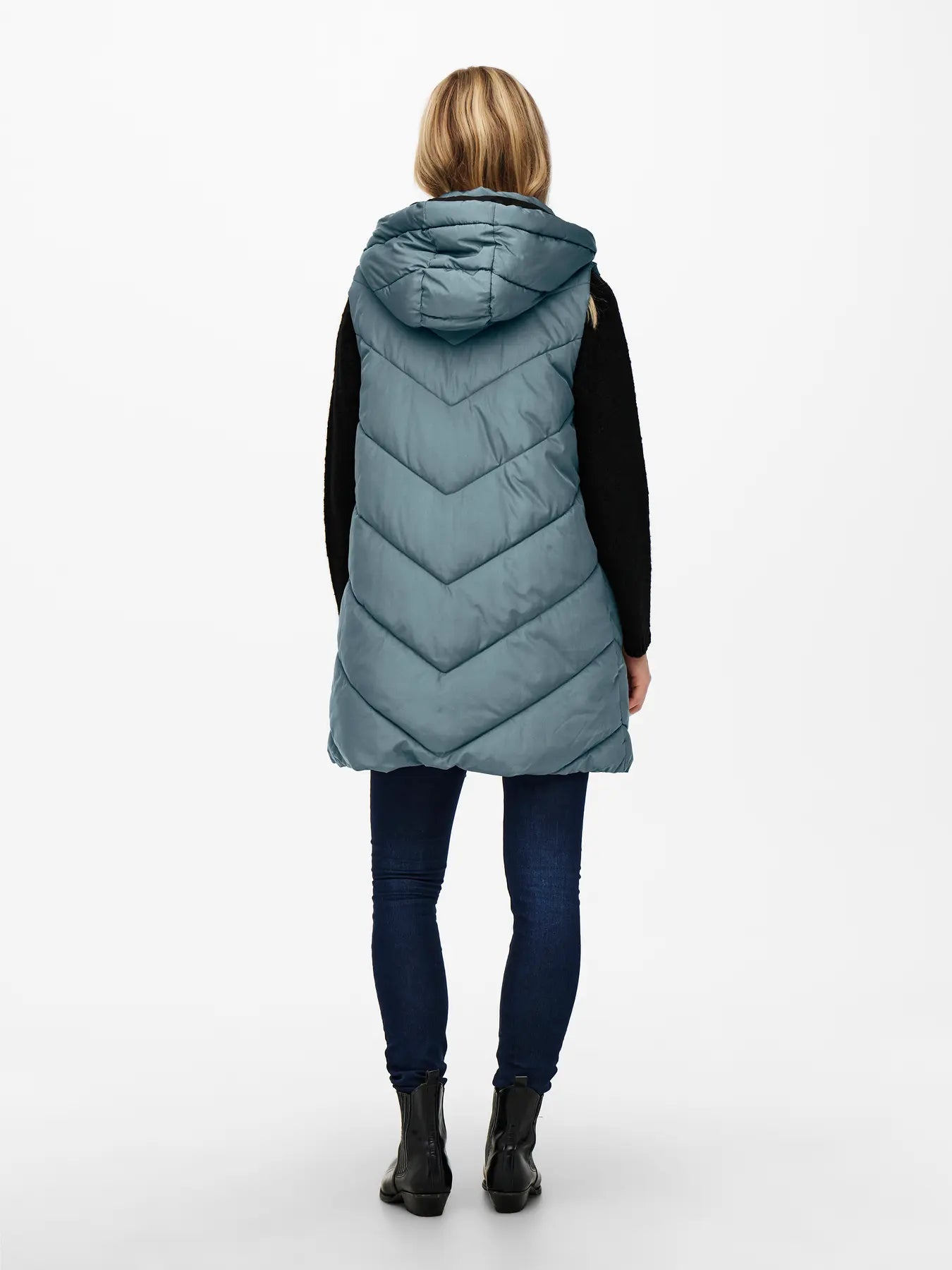Chaleco largo con capucha.

Composición: 100% Poliéster.

Se recomienda lavar a mano o en lavadora hasta 30º. No usar lejía, planchar suavemente del revés hasta 110º y no usar secadora.